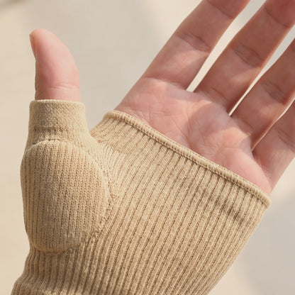Close video of the sleeve worn on a hand, the cushioned pad sitting over the base of the thumb and the single ribbed edge across the palm, with all four fingers and the thumb left completely bare